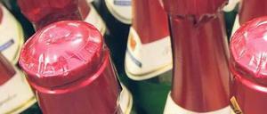 Bereit zum Anstoßen. 2009 wurden in Deutschland 423 Millionen Flaschen verkauft, darunter 370 Millionen aus deutscher Produktion.