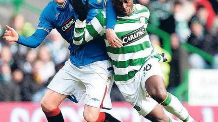 Feinde fürs Leben. In Glasgow halten die Protestanten zu den Rangers (links), die Katholiken zu Celtic (rechts). Foto: AFP