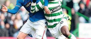 Feinde fürs Leben. In Glasgow halten die Protestanten zu den Rangers (links), die Katholiken zu Celtic (rechts). Foto: AFP