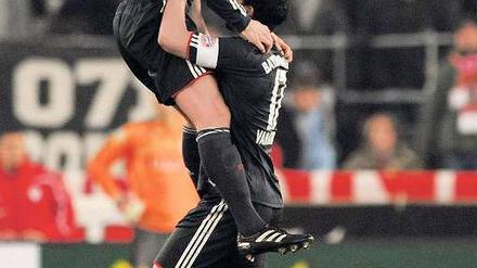 Gemeinsam sind wir stark. Bayerns Andreas Ottl feiert sein Tor zum 1:0 auf den Schultern seines da noch glücklichen Kapitäns Mark van Bommel.