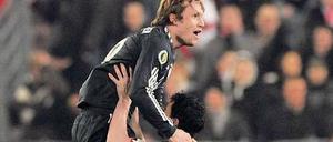 Gemeinsam sind wir stark. Bayerns Andreas Ottl feiert sein Tor zum 1:0 auf den Schultern seines da noch glücklichen Kapitäns Mark van Bommel.