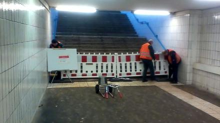 Nicht geht und fährt mehr: Drei Bahnmitarbeiter versperren einen Aufgang zum Gleis in der Unterführung im S-Bahnhof Wartenberg, nachdem sich dort am Montagmorgen trotz Streckenstilllegung noch einige Fahrgäste verirrt hatten.