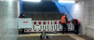 Nicht geht und fährt mehr: Drei Bahnmitarbeiter versperren einen Aufgang zum Gleis in der Unterführung im S-Bahnhof Wartenberg, nachdem sich dort am Montagmorgen trotz Streckenstilllegung noch einige Fahrgäste verirrt hatten.