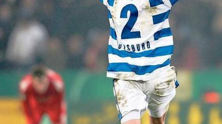 Querstreifen machen glücklich. Duisburgs Julian Koch jubelt über sein 2:0. Foto: dpa