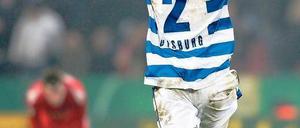 Querstreifen machen glücklich. Duisburgs Julian Koch jubelt über sein 2:0. Foto: dpa