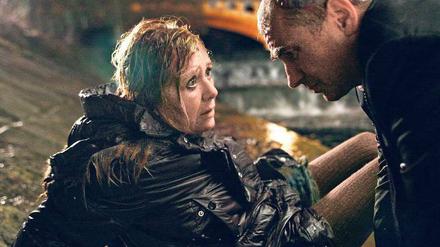 Wegrationalisiert. Therapeutin Kathi (Jutta Speidel) wurde gekündigt. Sie will von der Brücke springen und trifft dabei auf den aalglatten Topmanager Clemens (Hansa Czypionka), den sie vor dem Selbstmord bewahrt. Foto: ARD