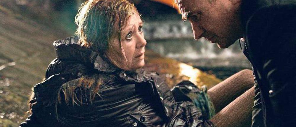 Wegrationalisiert. Therapeutin Kathi (Jutta Speidel) wurde gekündigt. Sie will von der Brücke springen und trifft dabei auf den aalglatten Topmanager Clemens (Hansa Czypionka), den sie vor dem Selbstmord bewahrt. Foto: ARD