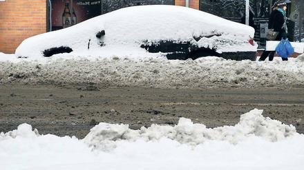 Berliner Gebirge. 80 Zentimeter Schnee sind in diesem Winter schon gefallen. Man sieht es. Wer jetzt aus dem Winterurlaub kommt, kann gleich weiterschaufeln.