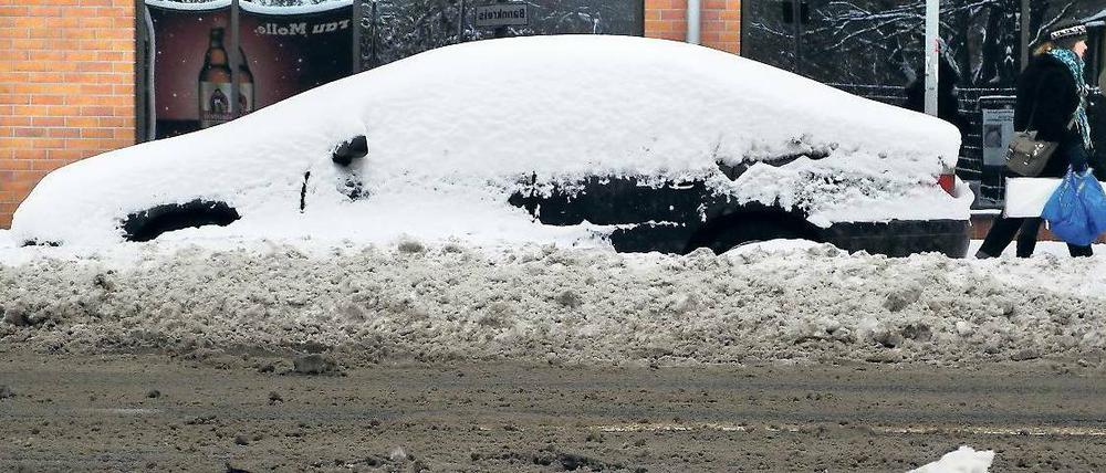 Berliner Gebirge. 80 Zentimeter Schnee sind in diesem Winter schon gefallen. Man sieht es. Wer jetzt aus dem Winterurlaub kommt, kann gleich weiterschaufeln.