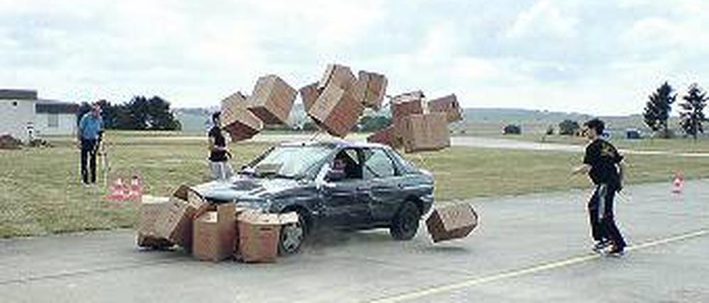 Crashtest. Stuntleute müssen oft üben, bis eine Szene im Kasten ist. Foto: dpa