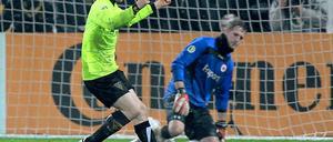 Die Entscheidung: Aachens Elfmeterschütze Auer jubelt, Frankfurts Tormann Fährmann ärgert sich.