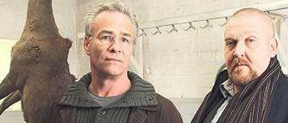 In der Kühlkammer beginnt die Fahndung von Max Ballauf (Klaus J. Behrendt, links) und Freddy Schenk (Dietmar Bär). Foto: ARD