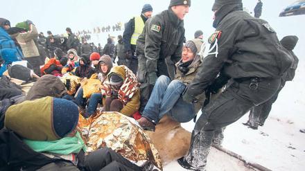 Umkämpft. Die Polizei hatte 2010 bei mehreren Castor-Transporten viel zu tun. Hier trägt sie Demonstranten von den Schienen. 