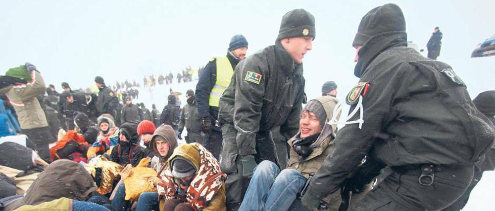 Umkämpft. Die Polizei hatte 2010 bei mehreren Castor-Transporten viel zu tun. Hier trägt sie Demonstranten von den Schienen.