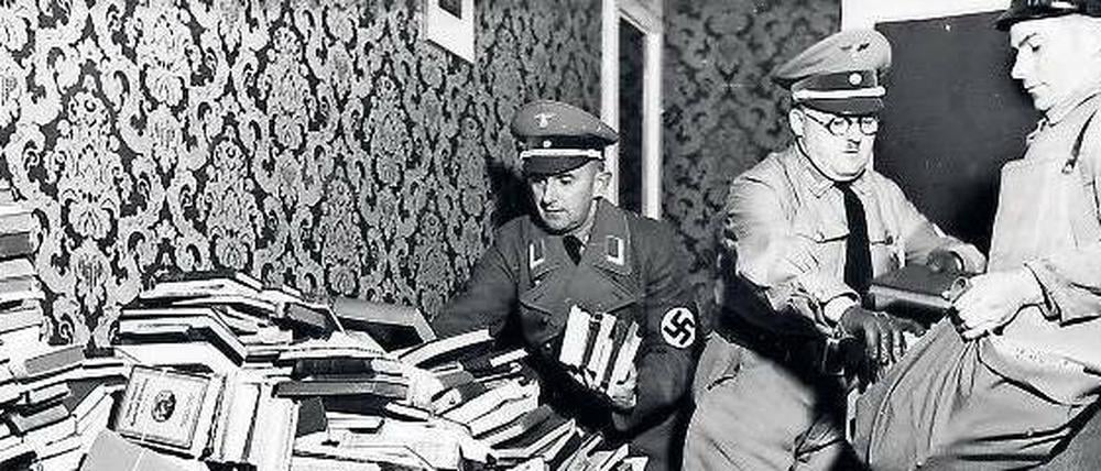 Spenden für die Wehrmacht. Die NSDAP sammelt im Herbst 1939 Frontlektüre aus Privatbesitz. 