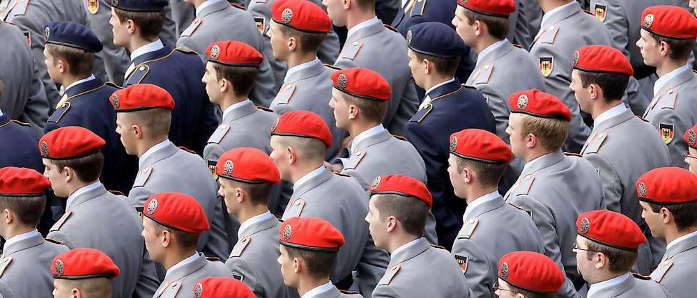 Nach mehr als 50 Jahren geht in Deutschland die Ära der Wehrpflicht zu Ende. Am 3. Januar 2011 treten die vorerst letzten Rekruten ihren Pflicht-Wehrdienst an.