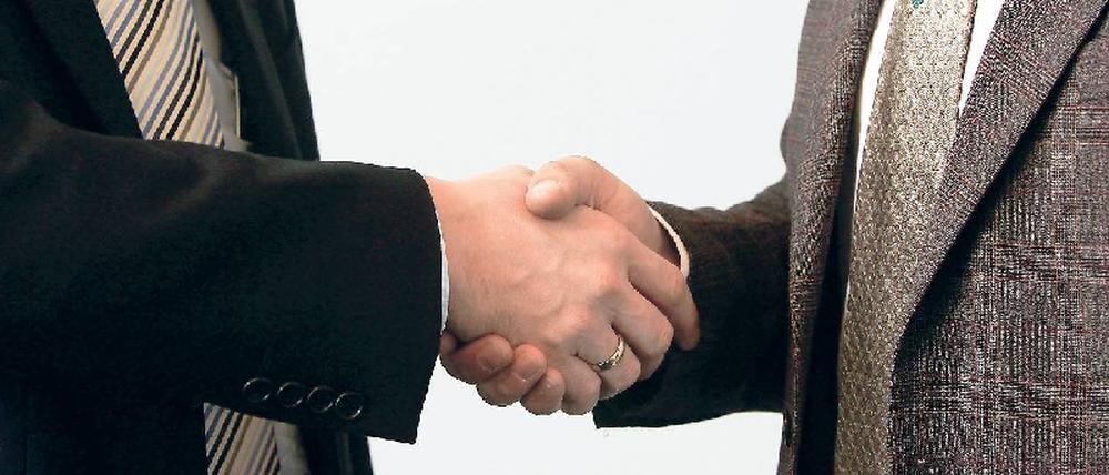 Fauxpas. Wer versucht, Asiaten die Hand zu schüttelt, hat keine guten Karten. Dort ist diese Art der Begrüßung verpönt. Man verbeugt sich. Foto: dapd