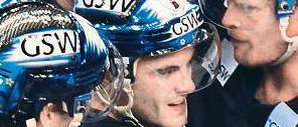 Im Mittelpunkt. Chris Hahn (Zweiter von rechts) hat zuletzt zwei Spiele für die Eisbären entschieden. 