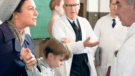 Marie Moosbacher (Christine Neubauer) und ihr Sohn Felix (Marc Hermann) sind den Medizinern ausgeliefert.