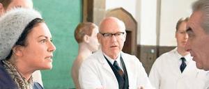 Marie Moosbacher (Christine Neubauer) und ihr Sohn Felix (Marc Hermann) sind den Medizinern ausgeliefert.