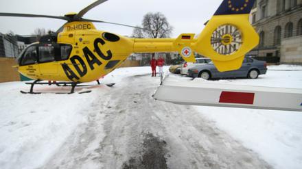 Landung mit Hindernissen. Der Rettungshubschrauber Christoph 31 sollte einen Notarzt zu einem Arbeitsunfall im Martin-Gropius-Bau bringen. Nachdem die Parkplatzschranke am gegenüberliegenden Abgeordnetenhaus zwischen die Rotorblätter geraten war, konnte die Maschine nicht mehr starten.