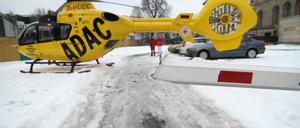 Landung mit Hindernissen. Der Rettungshubschrauber Christoph 31 sollte einen Notarzt zu einem Arbeitsunfall im Martin-Gropius-Bau bringen. Nachdem die Parkplatzschranke am gegenüberliegenden Abgeordnetenhaus zwischen die Rotorblätter geraten war, konnte die Maschine nicht mehr starten.
