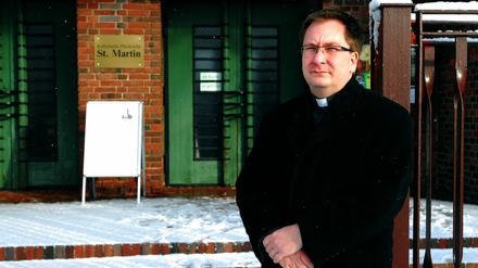 Pfarrer Cornelius vor seiner Gemeindekirche St. Martin in Berlin-Mahlsdorf.