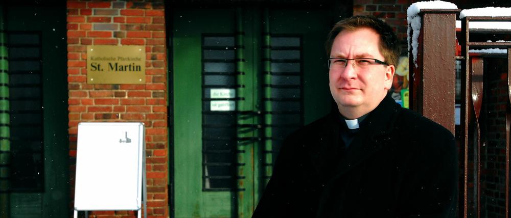 Pfarrer Cornelius vor seiner Gemeindekirche St. Martin in Berlin-Mahlsdorf.