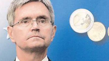 Der Euro kommt. Andres Lipstok, Chef der estländischen Zentralbank, sitzt bei der Eröffnung einer Euro-Ausstellung in Tallinn vor Bildern der estländischen Euro-Münze.