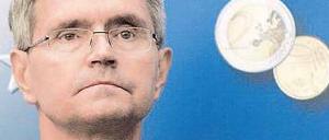 Der Euro kommt. Andres Lipstok, Chef der estländischen Zentralbank, sitzt bei der Eröffnung einer Euro-Ausstellung in Tallinn vor Bildern der estländischen Euro-Münze.