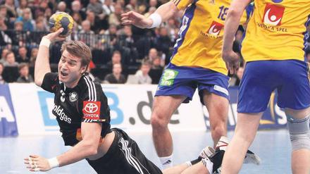 Ab durch die Mitte. Jakob Heinl setzt sich gegen zwei Gegenspieler durch. Der Testspielerfolg gegen Schweden hat die deutschen Handballer in ihrer Zuversicht gestärkt. Allerdings wissen sie, dass sie sich erst in ihrer schweren Vorrundengruppe behaupten müssen. Foto: Reuters