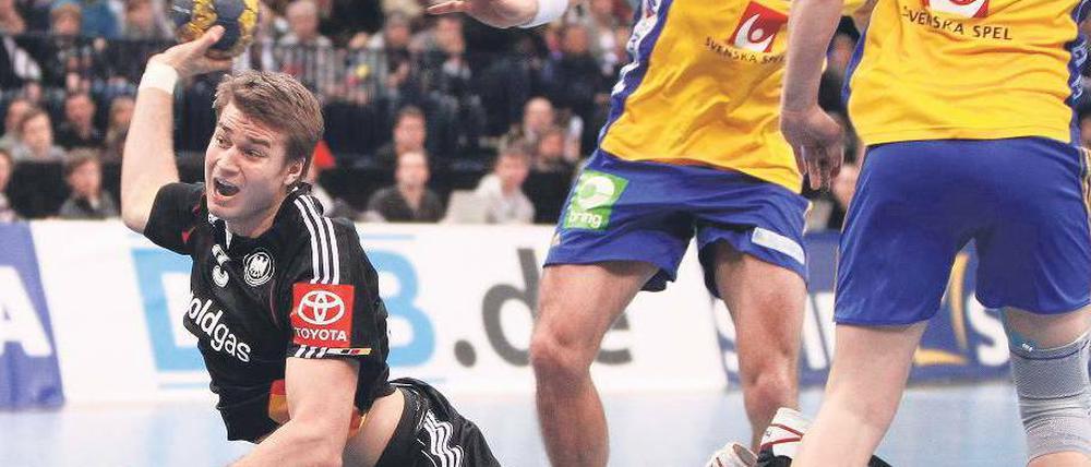 Ab durch die Mitte. Jakob Heinl setzt sich gegen zwei Gegenspieler durch. Der Testspielerfolg gegen Schweden hat die deutschen Handballer in ihrer Zuversicht gestärkt. Allerdings wissen sie, dass sie sich erst in ihrer schweren Vorrundengruppe behaupten müssen. Foto: Reuters