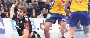 Ab durch die Mitte. Jakob Heinl setzt sich gegen zwei Gegenspieler durch. Der Testspielerfolg gegen Schweden hat die deutschen Handballer in ihrer Zuversicht gestärkt. Allerdings wissen sie, dass sie sich erst in ihrer schweren Vorrundengruppe behaupten müssen. Foto: Reuters