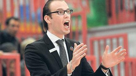 Björn Harmsen, 28, stammt aus Göttingen und ist der jüngste Trainer der Basketball-Liga. Mit dem Mitteldeutschen BC trifft er jetzt gleich zweimal auf Alba Berlin. Foto: picture alliance