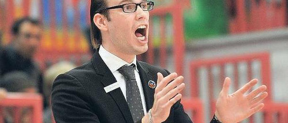 Björn Harmsen, 28, stammt aus Göttingen und ist der jüngste Trainer der Basketball-Liga. Mit dem Mitteldeutschen BC trifft er jetzt gleich zweimal auf Alba Berlin. Foto: picture alliance
