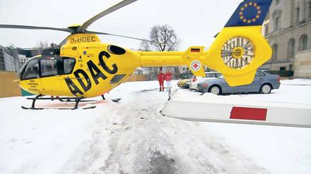 Landung mit Hindernissen. Der Rettungshubschrauber Christoph 31 sollte einen Notarzt zu einem Arbeitsunfall im Martin-Gropius-Bau bringen. Nachdem die Parkplatzschranke am gegenüberliegenden Abgeordnetenhaus zwischen die Rotorblätter geraten war, konnte die Maschine nicht mehr starten. Foto: Michael Körner