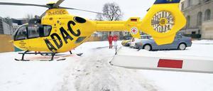 Landung mit Hindernissen. Der Rettungshubschrauber Christoph 31 sollte einen Notarzt zu einem Arbeitsunfall im Martin-Gropius-Bau bringen. Nachdem die Parkplatzschranke am gegenüberliegenden Abgeordnetenhaus zwischen die Rotorblätter geraten war, konnte die Maschine nicht mehr starten. Foto: Michael Körner