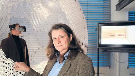Projektleiterin Kerstin Schill testet mit einem Mitarbeiter die neuartige Experimentierkugel.