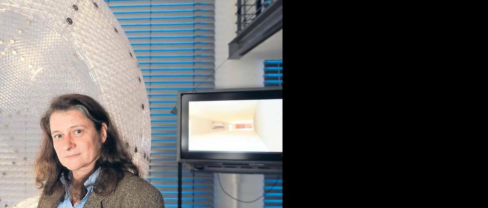 Projektleiterin Kerstin Schill testet mit einem Mitarbeiter die neuartige Experimentierkugel.