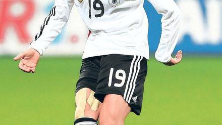 Fatmire Bajramaj, 22, gilt als eines der sportlichen Vorbilder für gelungene Integration. Die im Kosovo geborene Weltklassefußballerin spielt für Turbine Potsdam und hat diverse Titel gewonnen.