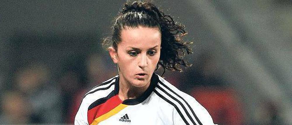 Fatmire Bajramaj, 22, gilt als eines der sportlichen Vorbilder für gelungene Integration. Die im Kosovo geborene Weltklassefußballerin spielt für Turbine Potsdam und hat diverse Titel gewonnen.