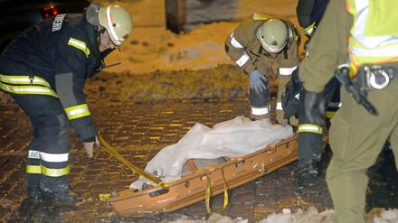 Auch Feuerwehrleute, hier in der Neujahrsnacht beim Retten eines Verletzten nach dem Brand eines Weddinger Hauses, wurden schon angegriffen.