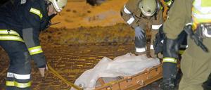 Auch Feuerwehrleute, hier in der Neujahrsnacht beim Retten eines Verletzten nach dem Brand eines Weddinger Hauses, wurden schon angegriffen.