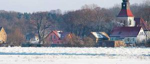 Oderwacht. Matthias Platzeck und Landrat Gernot Schmidt in Hohensaaten. Foto: dpa