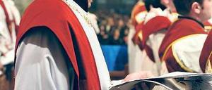 Singen gegen den Hass. Die Männerschola in der Kairoer Markus-Kathedrale während der Christmette der Kopten in Kairo am Donnerstagabend.