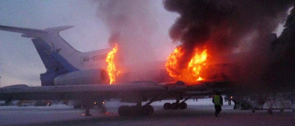 Fast alle Insassen konnten gerettet werden, obwohl das Flugzeug nach der Explosion eines Triebwerks auf der Rollbahn binnen kürzester Zeit ausbrannte.