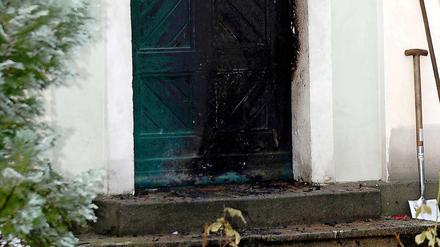 Nach dem Brandanschlag sind Schäden an der Moschee sichtbar.