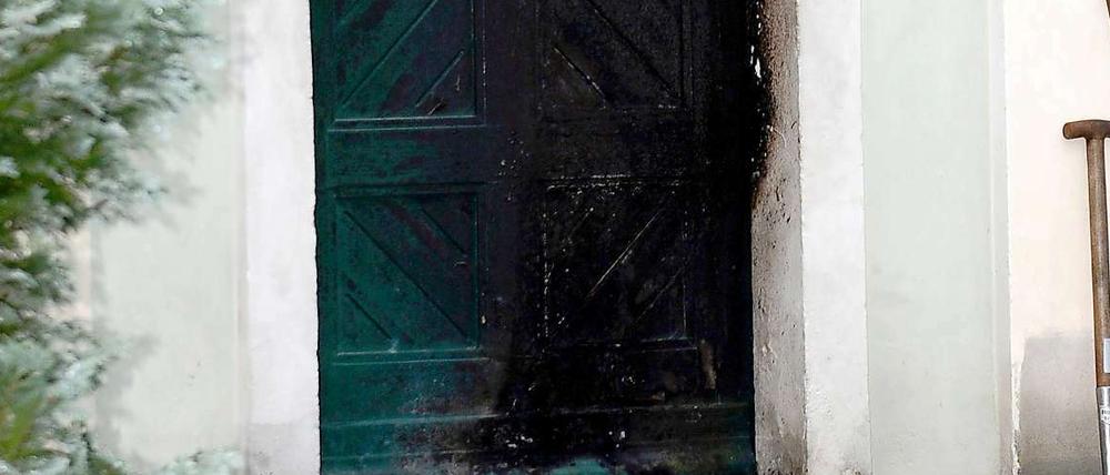 Nach dem Brandanschlag sind Schäden an der Moschee sichtbar.