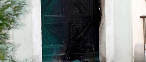 Nach dem Brandanschlag sind Schäden an der Moschee sichtbar.