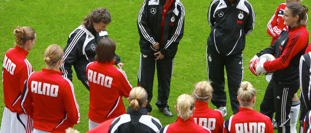 DFB-Bundestrainerin Silvia Neid spricht mit ihrer Mannschaft.